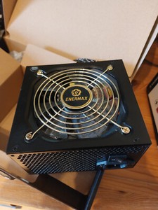 PC-Komponenten (Netzteile, CPU, CPU-Kühler, Laufwerke, RAM-Speicher, LED-Lüfter)