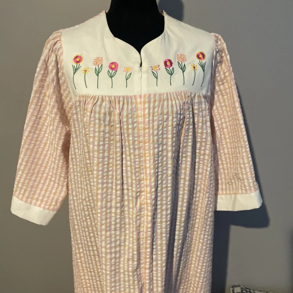 Stan Herman Signature II Robe Pink Checker Embroidered Short Sleeve Vintage Zip - Image 3 of 4