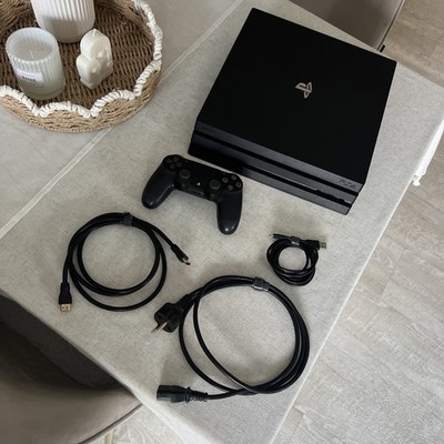 Sony PlayStation 4 Pro (CUH-7116B), 1 TB, Schwarz, Inkl. Controller