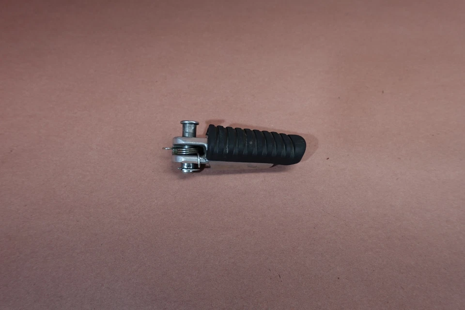 Clavija reposapiés delantero derecho Kawasaki Ninja 1000 ZX1000 2014-2016 Foto 2 de 4