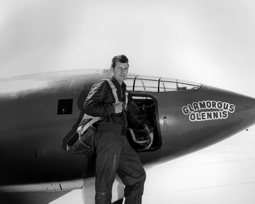 Neues Foto: Chuck Yeager mit glamourösem Glennis, Bell X-1 Schallschutz - 6 Größen - Bild 1 von 7