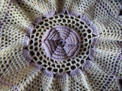 FUNDA JARRA FINAMENTE CROCHET MALVA Y CREMA CON CUENTAS DE VIDRIO BLANCO - Imagen 2 de 9