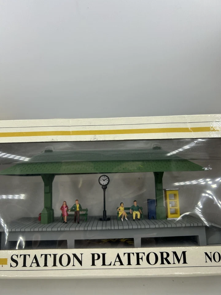 Model Power Train Station Platform HO Scale Lighted W/ 4 Painted Figures NEW O - Image 2 of 2