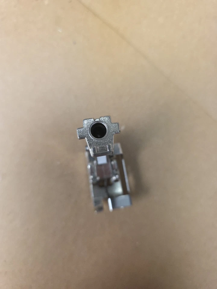 Pie de puntada ciega Bernina #5 con guía Foto 3 de 4