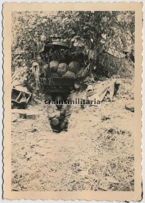Orig. Foto franz. Laufgraben Stellung Beute Helm Gasmaske in Frankreich 1940