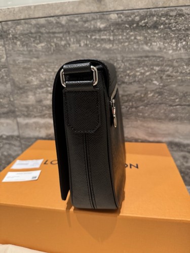 LOUIS VUITTON - DISTRICT PM MESSENGER BAG - SCHWARZ TAIGA LEDER - NAGELNEU MIT BOX! - Bild 5 von 17