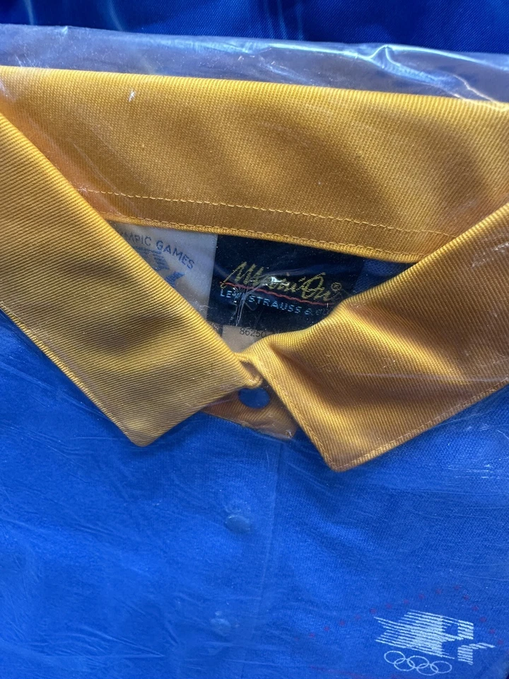 NOVA CAMISA RARA FECHADA 1984 UNIFORME OLÍMPICO LOS ANGELES AZUL TAMANHO PEQUENO LEVIS - Imagem 2 de 4
