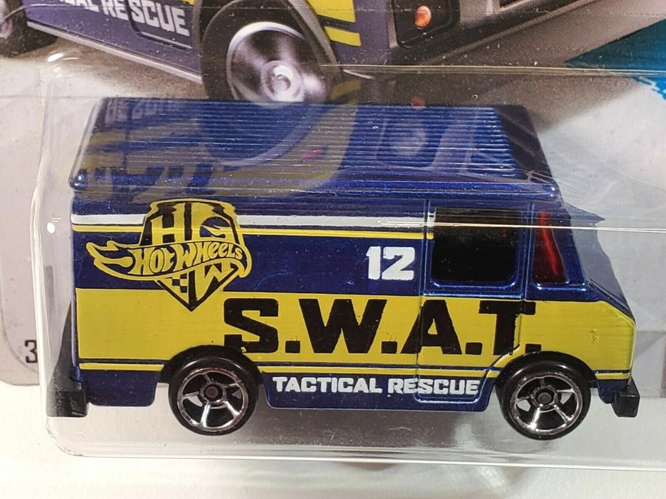 Hot Wheels S.W.A.T. 2013 Símbolo de caza del tesoro Combat Medic azul metálico 12/250 Foto 3 de 4