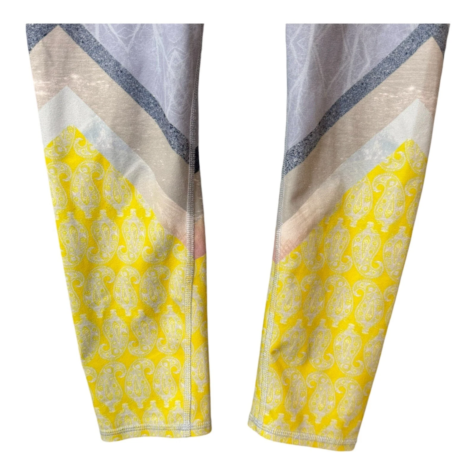 alo-yoga airbrush tree-sky lace print crop leggings