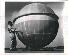 Balón balón medicinal tamaño king foto de prensa 1960