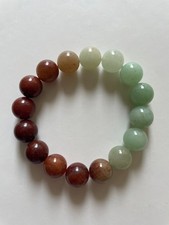 Ein Stretch Armband aus 16 Natursteinen und J...