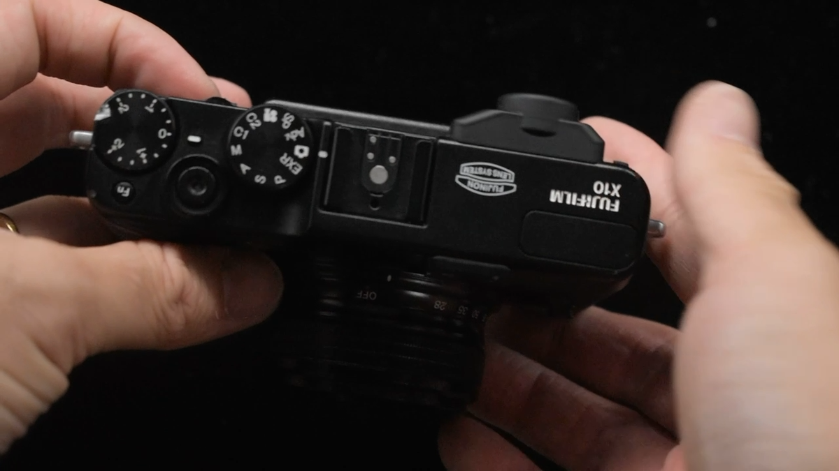 1 Yr Warranty] Fujifilm X10 Black pPoint and Shoot Compact