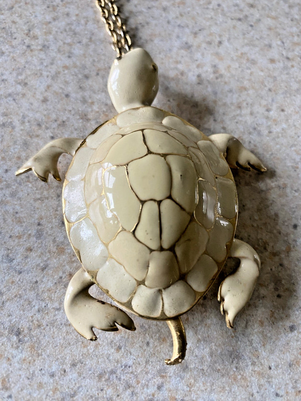 VINTAGE LARGE ENAMELED TURTLE PENDANT ON 24" GOLD TONE CHAIN