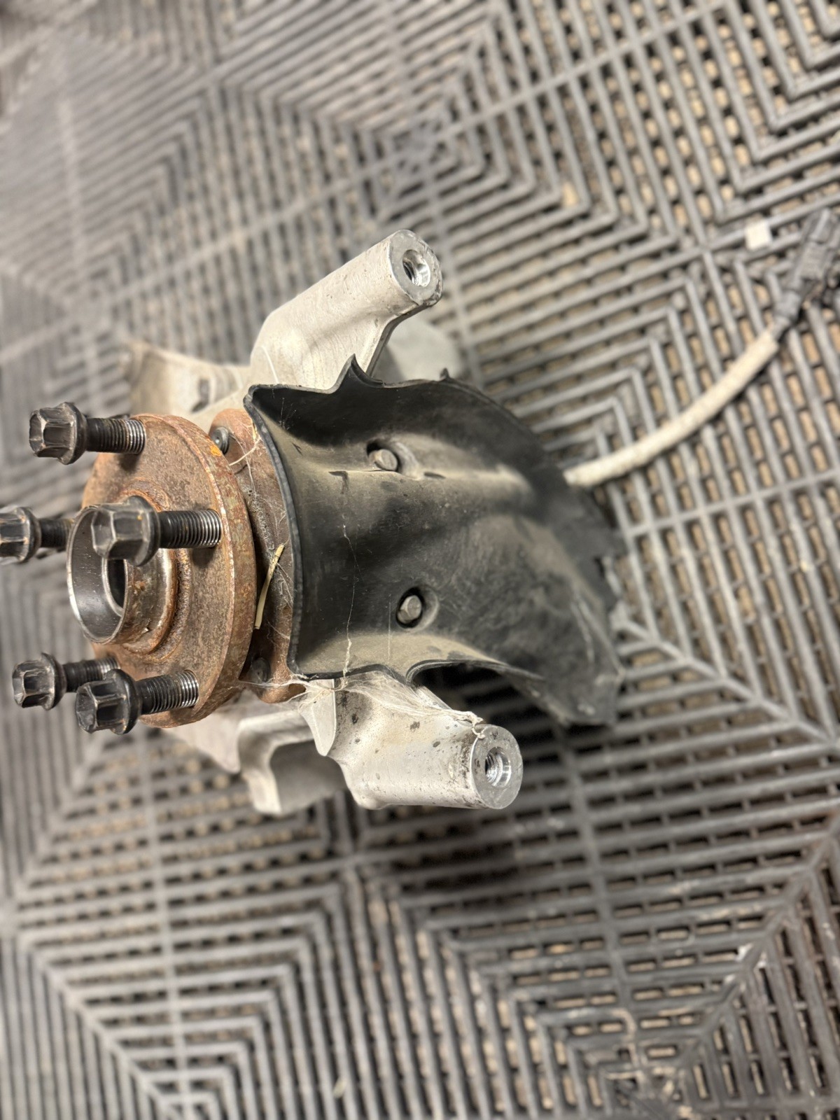 Used Rear Driver Spindle Knuckle Hub RH 2016-2021 McLaren 570S 11B0115CP OEM