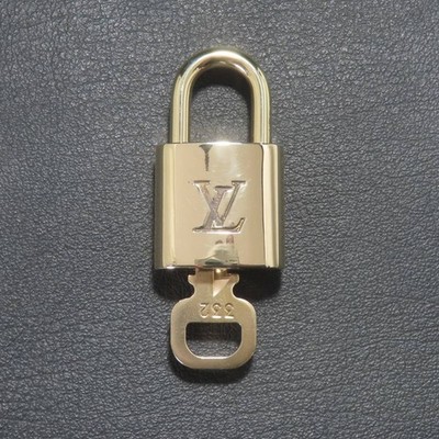 Excellent Condition Louis Vuitton LV Louis Vuitton 332 Padlock Lock Key Gold