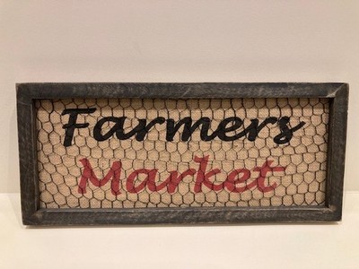 ''Bauernmarkt'' - Schild im Landhausstil aus Stoff & Draht mit Holzrahmen