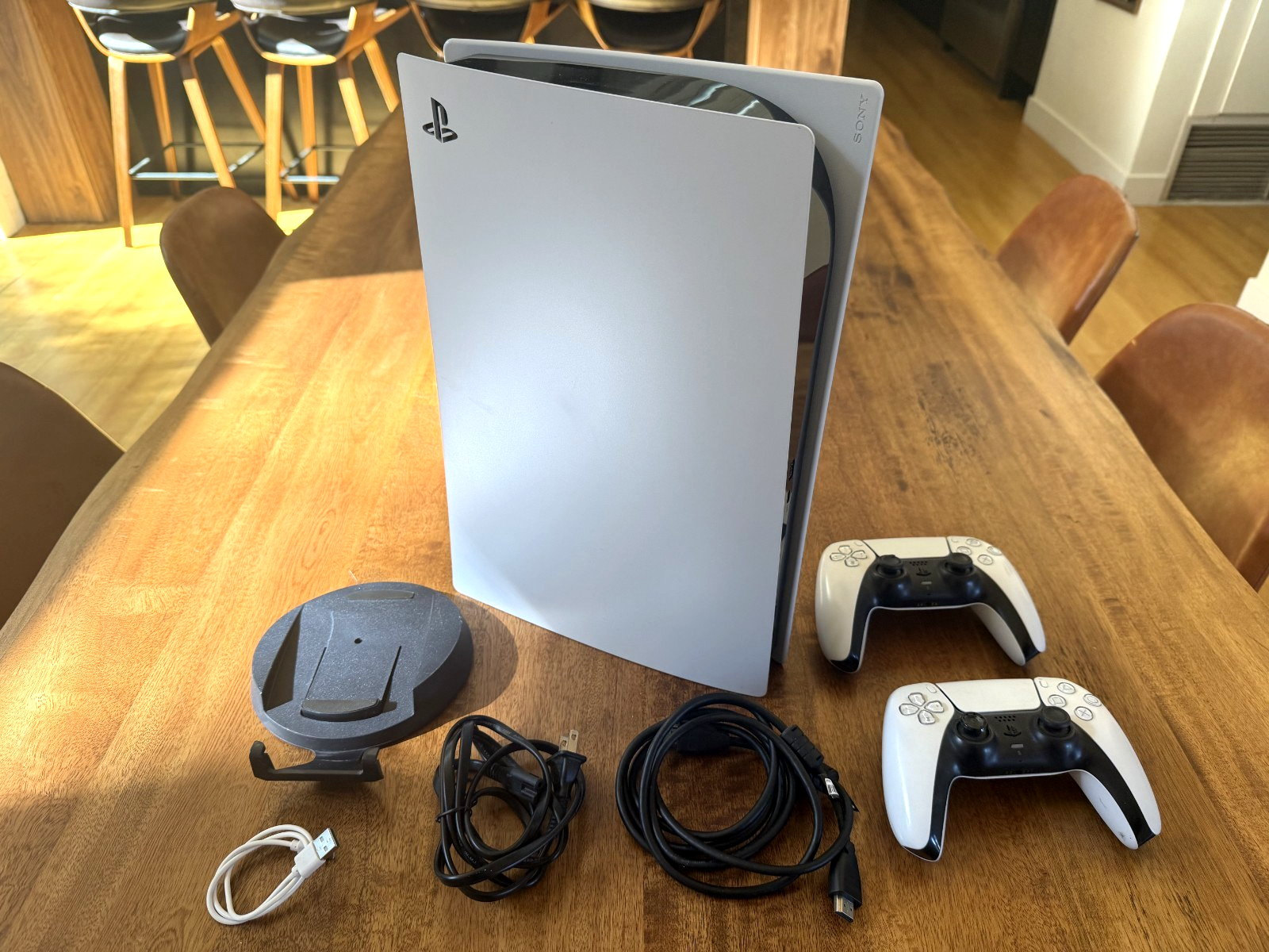 SONYPLAYSTATION5DISCEDITION825GBCONSOLE-WHITE:2DUALSHOCKCONTROLLERS