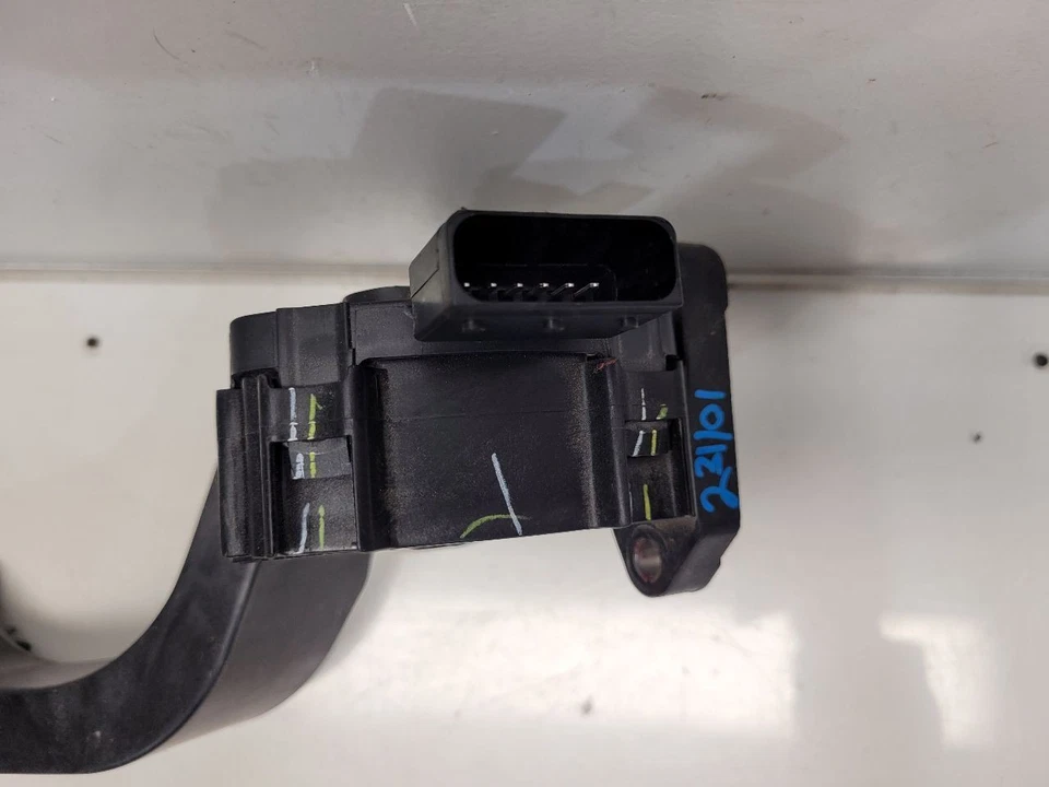 Jeep Cherokee 2015 (2,4 L/AT) pedal acelerador - DBW/conducción por cable Foto 4 de 4