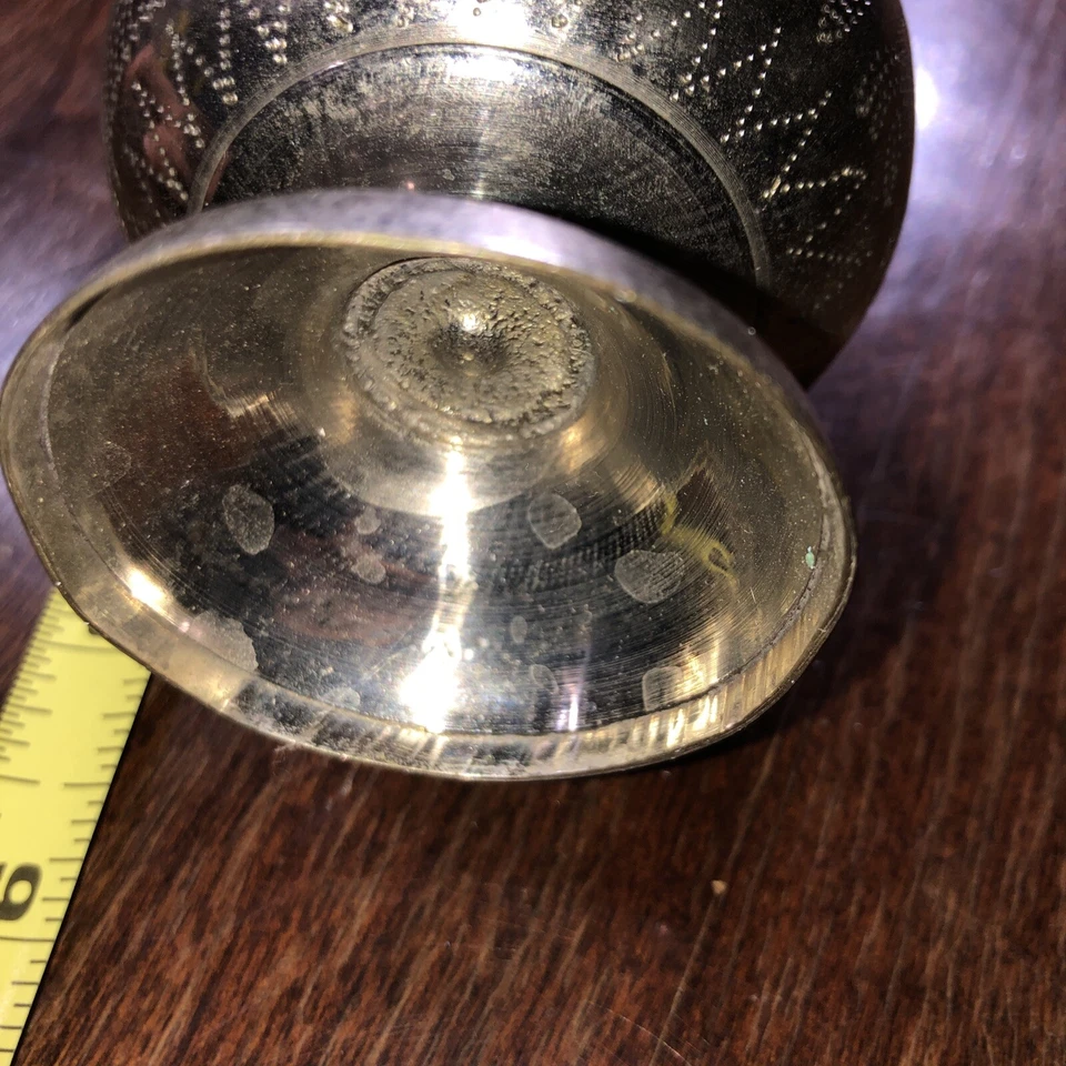 Botellas de agua de rosas/botella rociadora antiguas de latón únicas grabadas de colección Foto 4 de 4