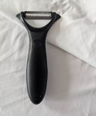 Pampered Chef Black Julienne Peeler Serrated Blade Plastic Stainless Steel