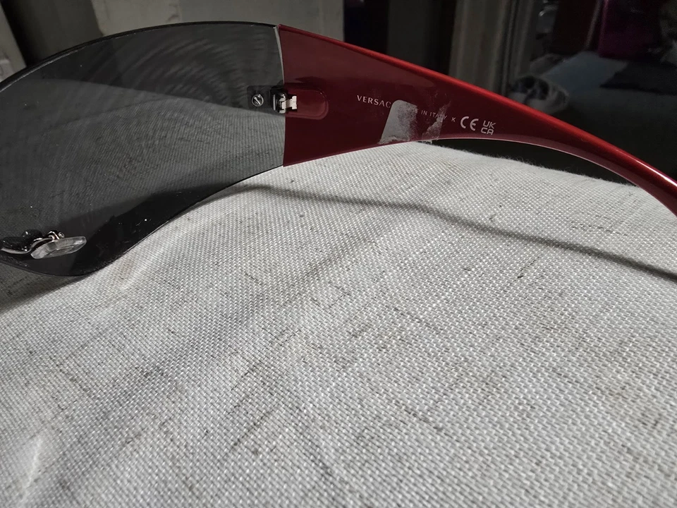 Óculos de sol Versace 2054 100187 preto vermelho cinza escudo - Imagem 4 de 4