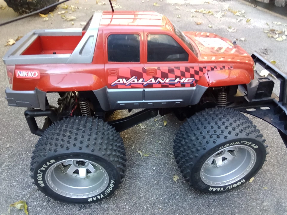 Camión de radiocontrol Nikko Avalanche de colección. Gran escala. Necesita carcasa nueva. Foto 4 de 4