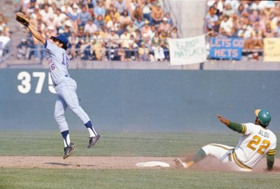 Felix Millan New York Mets takes the throw down at second base- 1973 Old Photo