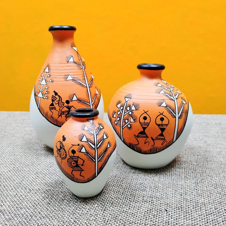 Bosques Warli - Floreros decorativos de terracota pintados a mano naranja y blanco roto Foto 2 de 4