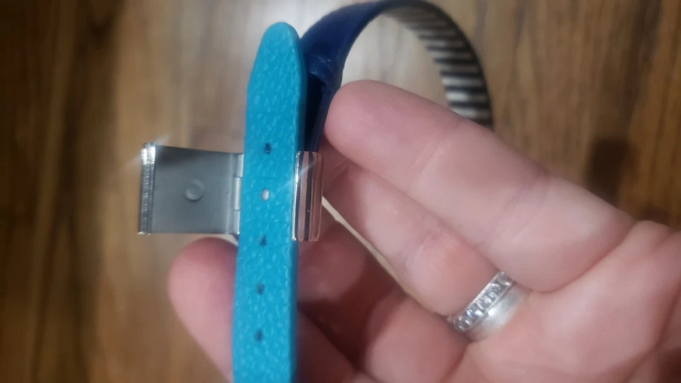 Gargantilla Henri Bendel de segunda mano de cuero azul bloque a rayas collar cierre de plata Foto 4 de 4