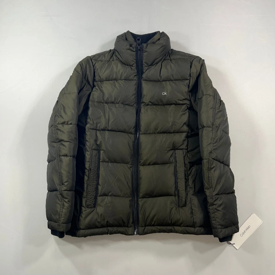 Chaqueta acolchada Calvin Klein para hombre XS verde oliva conjunto con detalle de babero viento agua $225 Foto 2 de 4