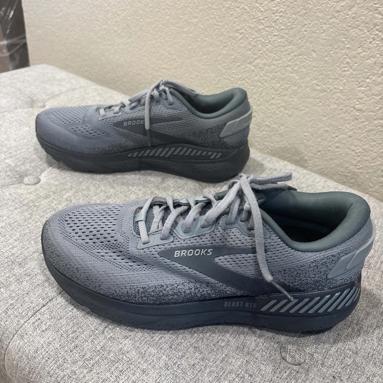 Brooks Beast GTS 24 Shoes Men Size 8.5 Primer Grey Ebony Running Sneaker
