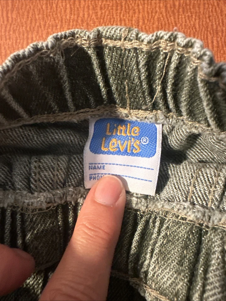 Jeans Little Levi’s de colección verdes con puños a rayas rojas Foto 3 de 4