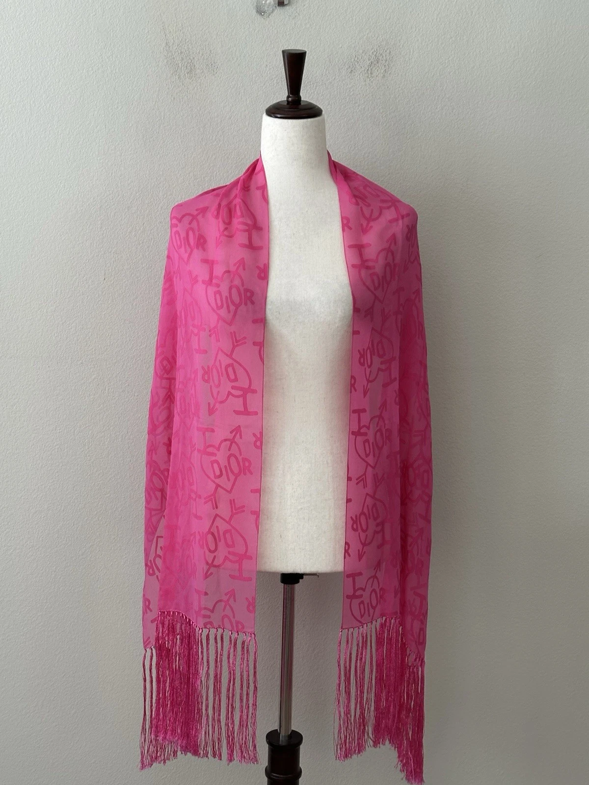 Foulard en soie 100% authentique Christian Dior coeur flèche d'amour avec pompons fuchsia