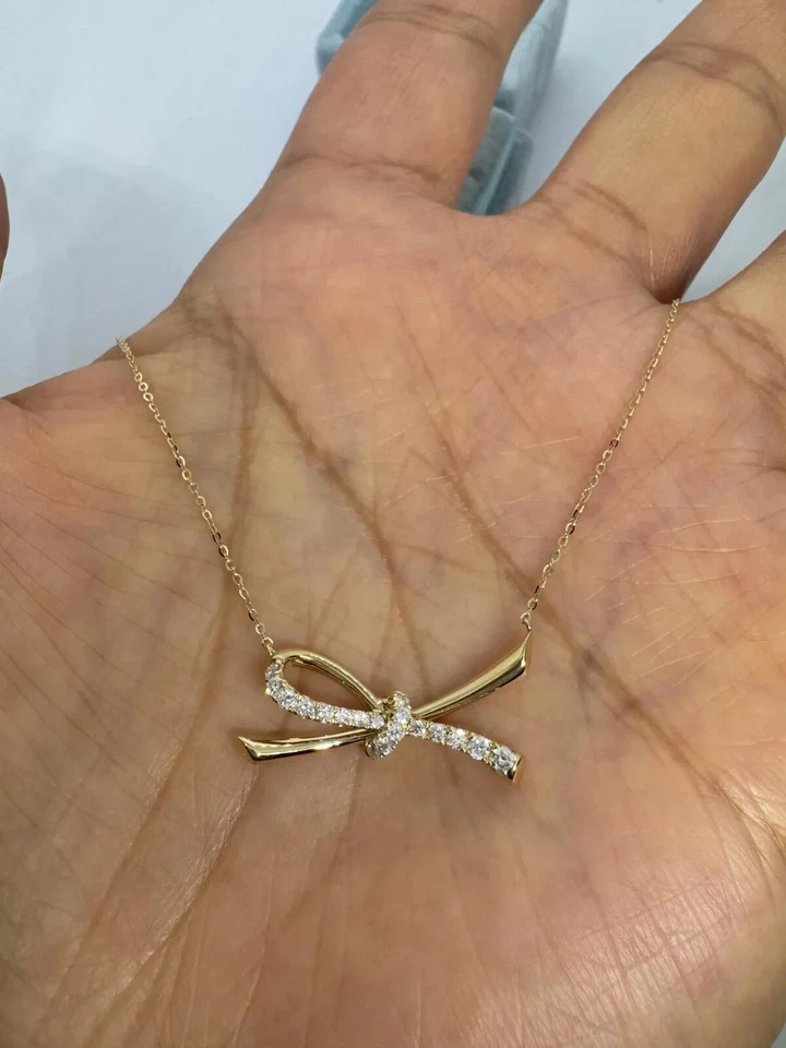 Cadena colgante estilo nudo lazo diamante simulado corte redondo enchapado en oro amarillo de 14k Foto 2 de 4