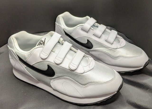 nike outburst trainers in white and pink