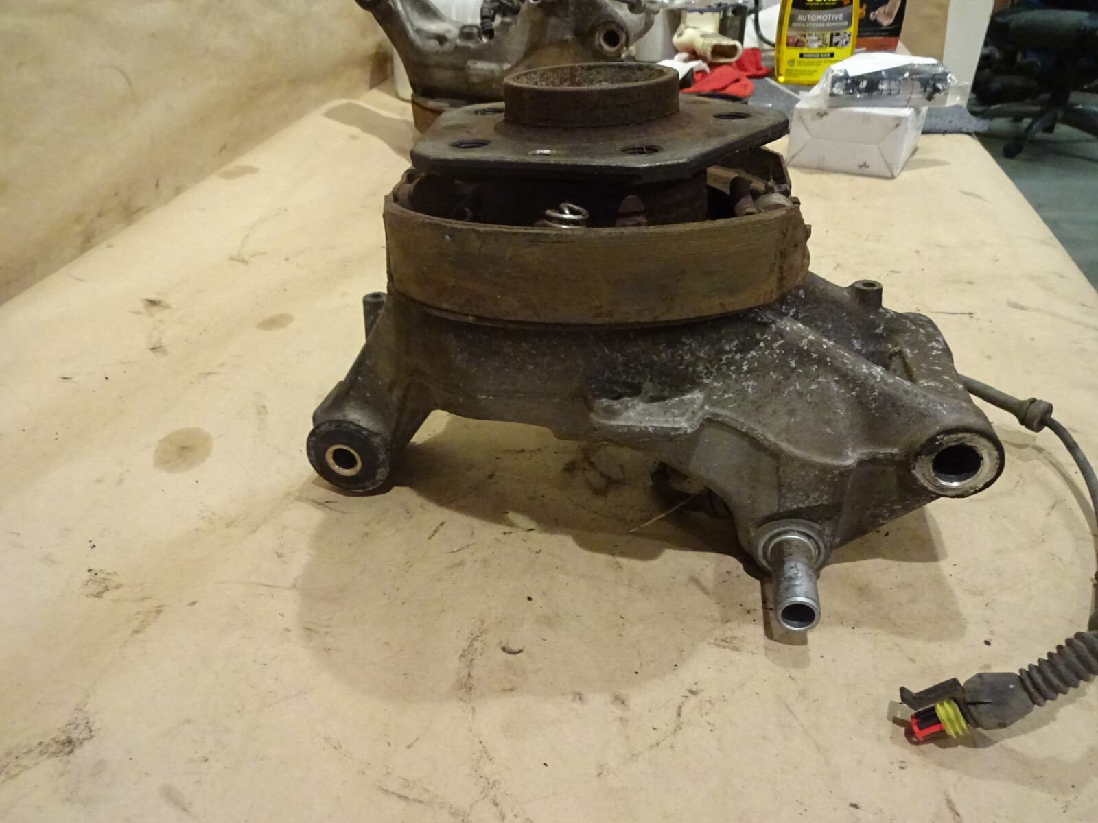Maserati 4200 - LH Rear Hub Holder - Knuckel -W /Hub-Bearing & Shoes  P/N 189335
