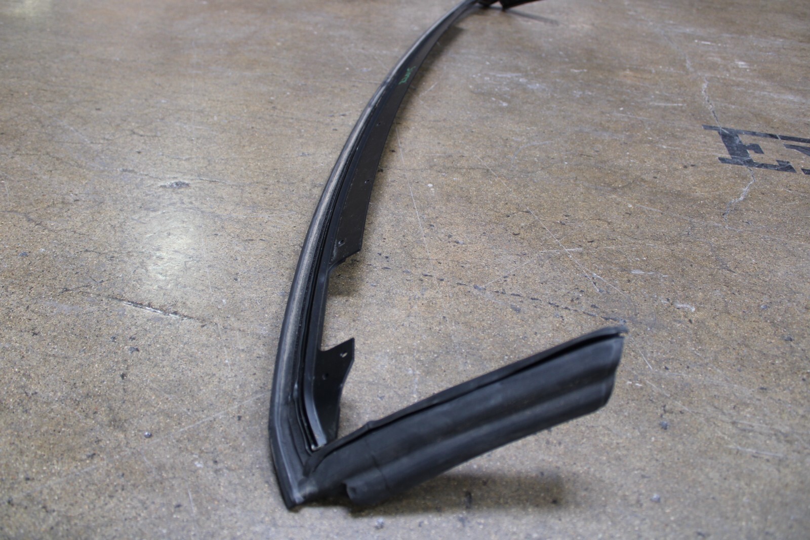 Lamborghini Gallardo, Spyder, Seal Top Front Moulding, Used, P/N 625019656019