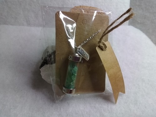 Adventurine Quartz crystal Necklace Glass vial with imagine Charm - Picture 4 of 5