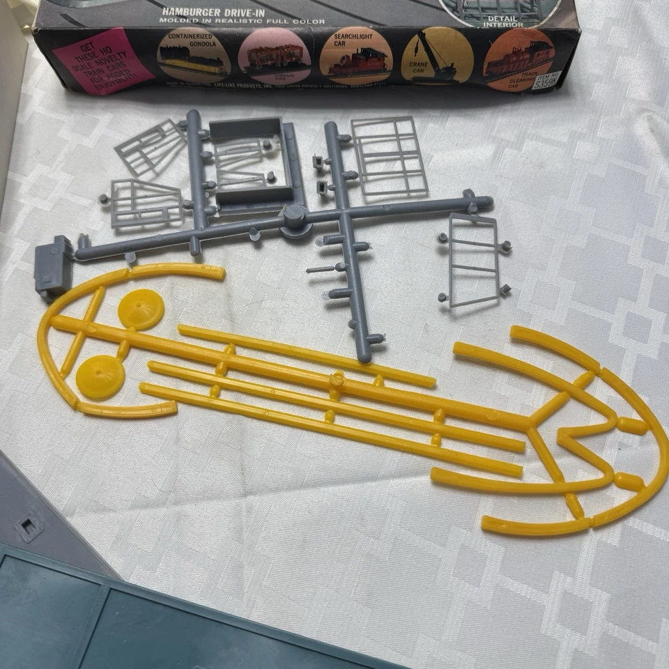 Vintage Life Like Buildems HO McDonalds Hamburger Drive In Model Kit No. S359K - Image 4 of 4