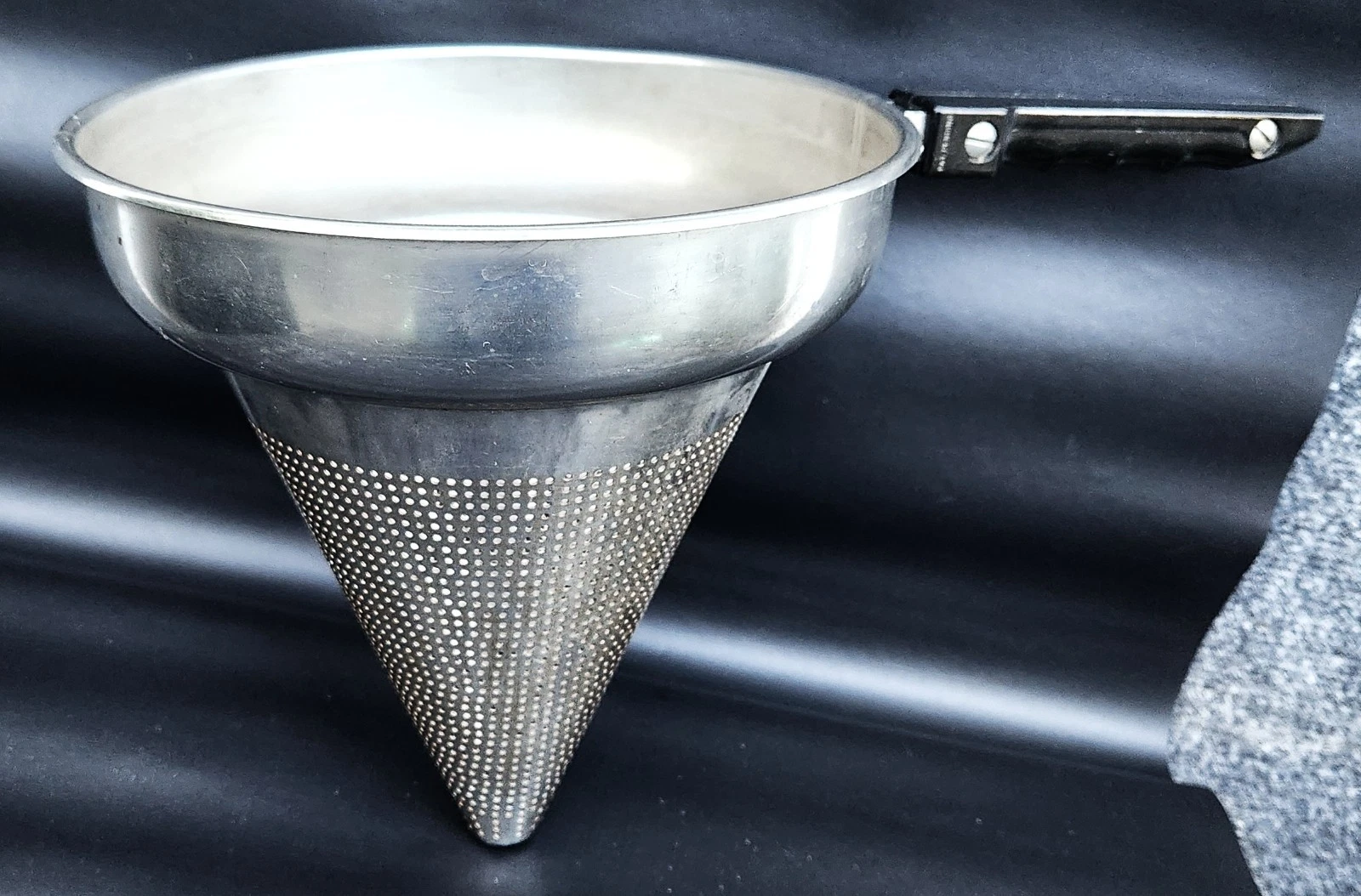 Vintage Steelco Stainless Steel Cone Shaped Food Sieve/ Strainer/ Ricer (EUC)
Opens in a new window 