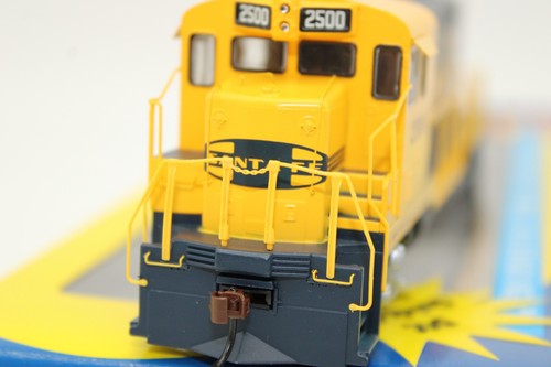 Athearn HO Scale ATSF Santa Fe Warbonnet CF7 Round Cab Locomotive #2500 DCC Rdy - Picture 3 of 13