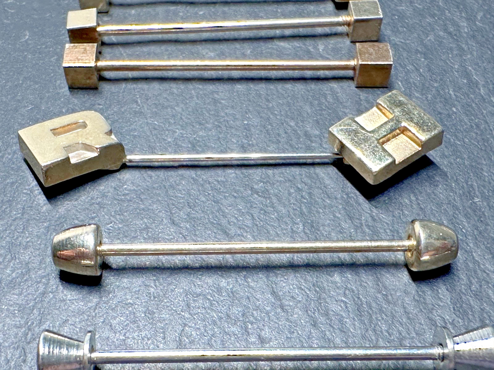 LOT OF 22 VINTAGE COLLAR BARS, GOLD TONE & SILVER TONE H779