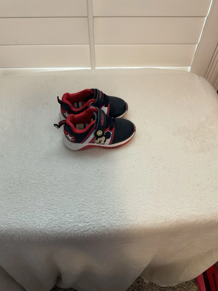 Tenis de atletismo Disney Mickey Mouse para niños pequeños talla 7 Foto 2 de 4