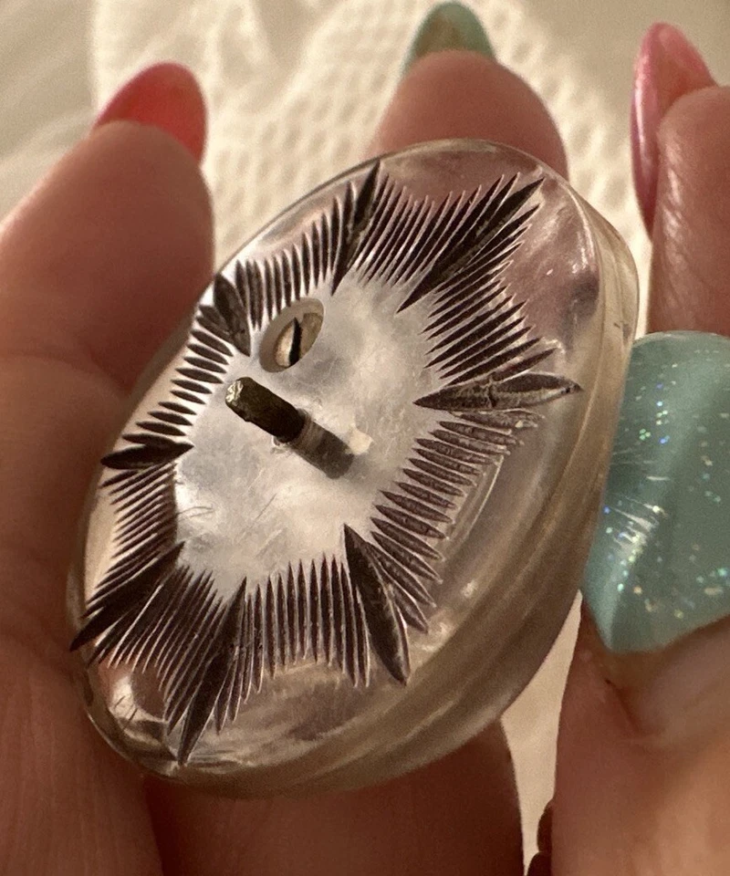 A VINTAGE LUCITE BUTTON BEAUTIFUL BIRD DESIGN 3.5CMS - Image 3 of 3