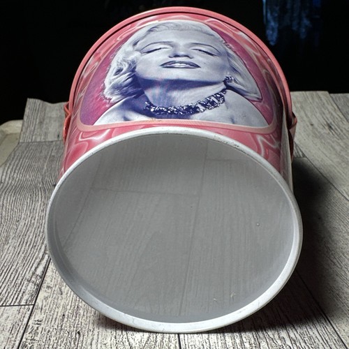 MARILYN MONROE 2 PHOTOS & SIGNATURE & LIP PRINT ON TIN BUCKET NEW - Picture 6 of 7