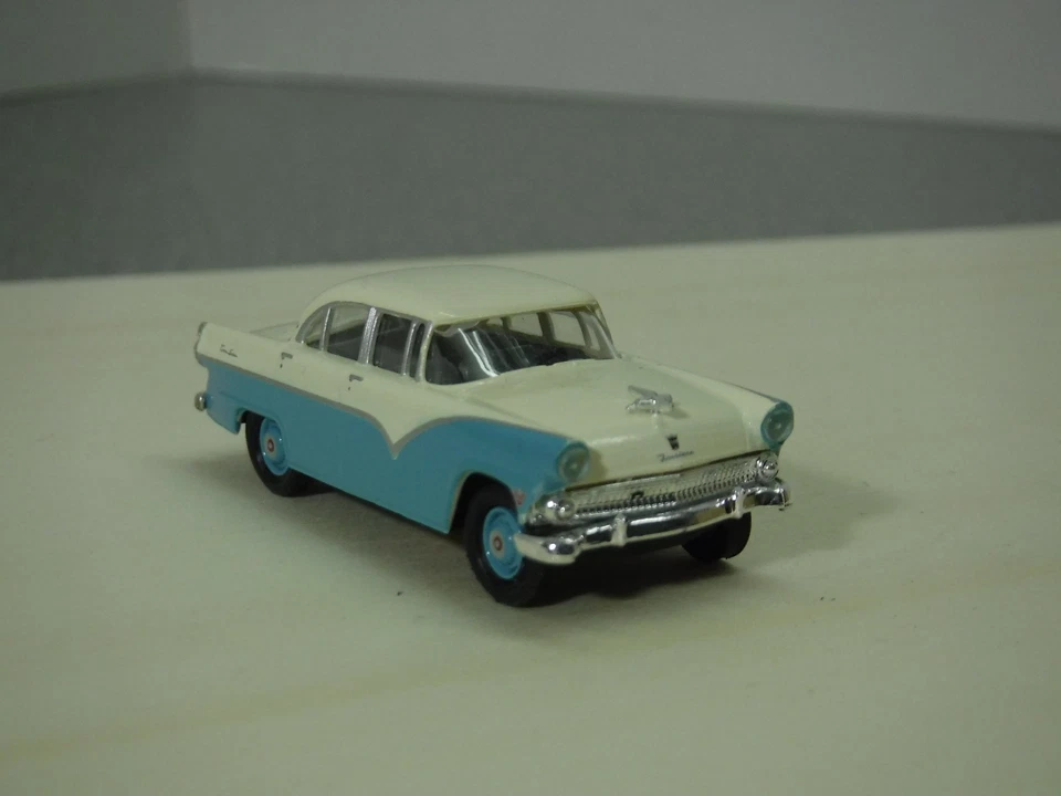 Ford Fairlane Town Sedan (1955-1956), blau/weiss, Classic Metal Works, H0 1:87