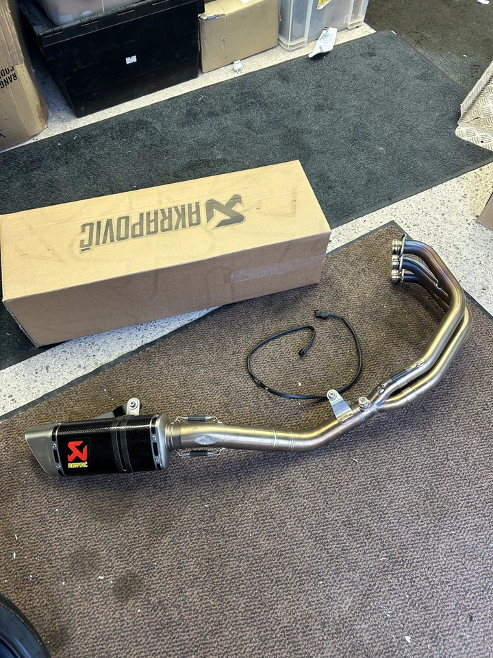 Akrapovic Exhaust System Racing Line Carbon End Can Yamaha MT09 SP 2023 - Image 4 of 4