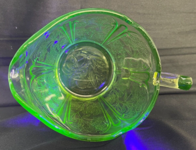 ジャネット　チェリーブロッサム　カップ　ウラン　1930s  Jeannette Vintage Jeanette Glass Cherry Blossom Green Uranium Vaseline