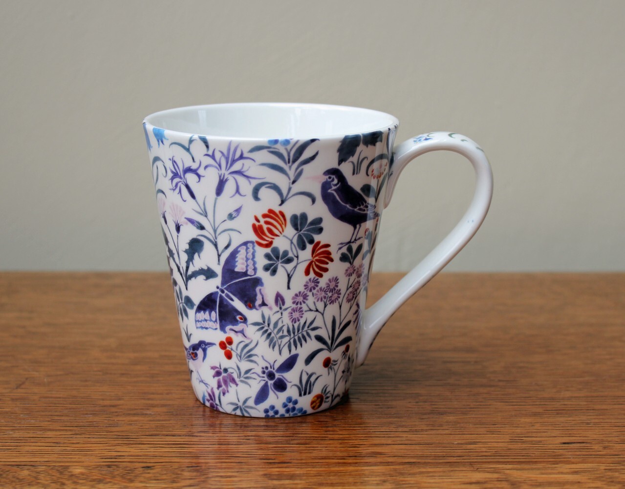 V&A C000487 Mug With Bee Garden Design Fine Bone China Multi 