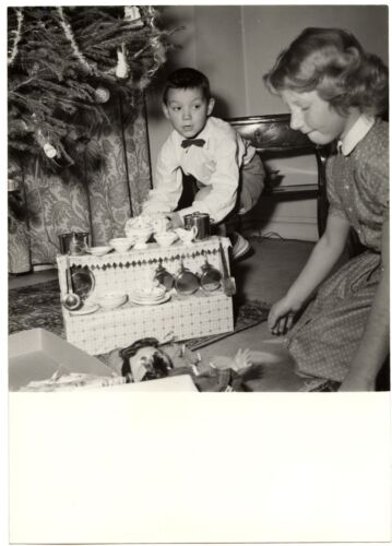 Jeune garçon fille dînette poupée Noël sapin photo ancienne an. 1950 60 - Photo 1 sur 1